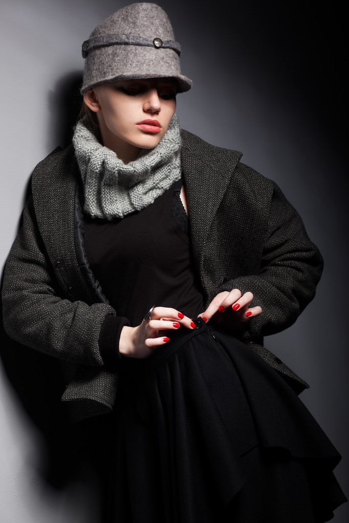 Divatos nő Mod gyapjú sapka és kabát - szezonális gyűjtemény - Fotó, kép