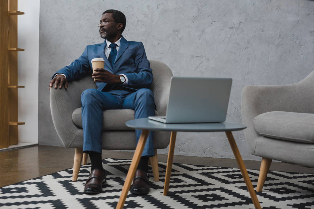 Бизнесмен средних лет с кофе
 - Фото, изображение