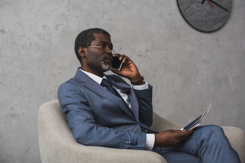 zakenman praten door smartphone - Foto, afbeelding