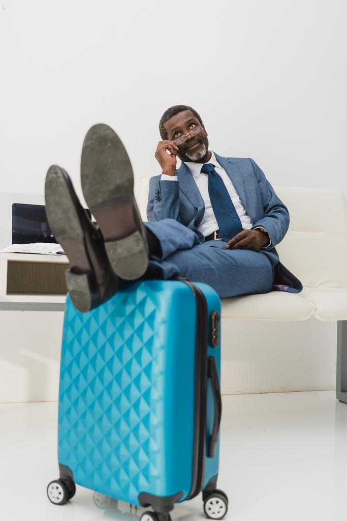 hombre de negocios esperando en el aeropuerto
 - Foto, imagen