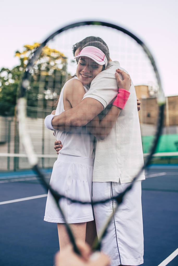 Pari tenniskentällä
 - Valokuva, kuva