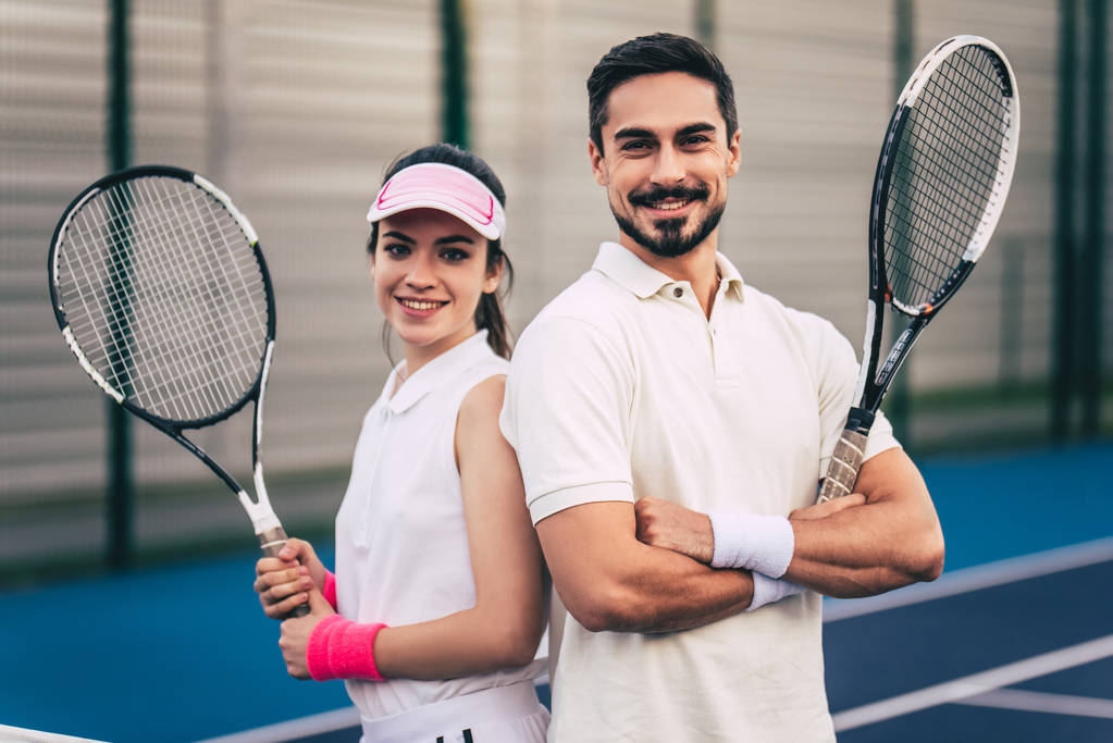 ζευγάρι στο γήπεδο τένις - Φωτογραφία, εικόνα