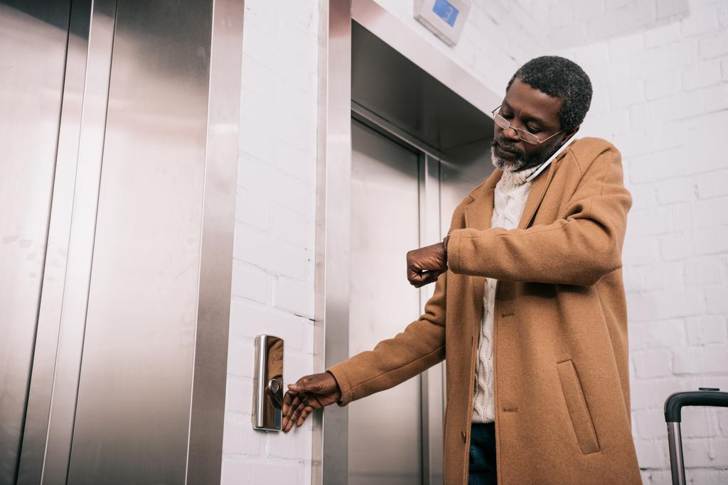 W średnim wieku człowiek wywołanie lift - Zdjęcie, obraz