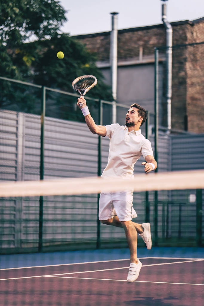 Человек на теннисном корте
 - Фото, изображение