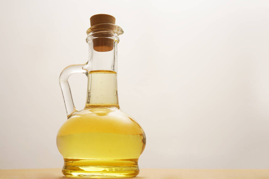Aceite de oliva en botella de vidrio
 - Foto, Imagen
