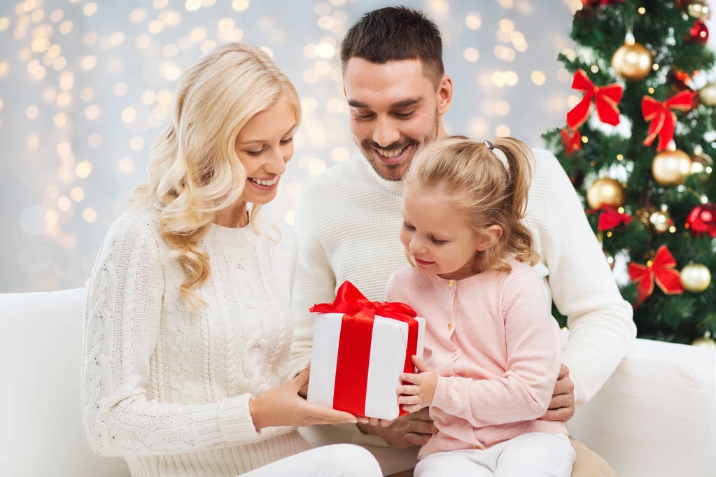 幸せな家族の家にクリスマス ギフト ボックス - 写真・画像