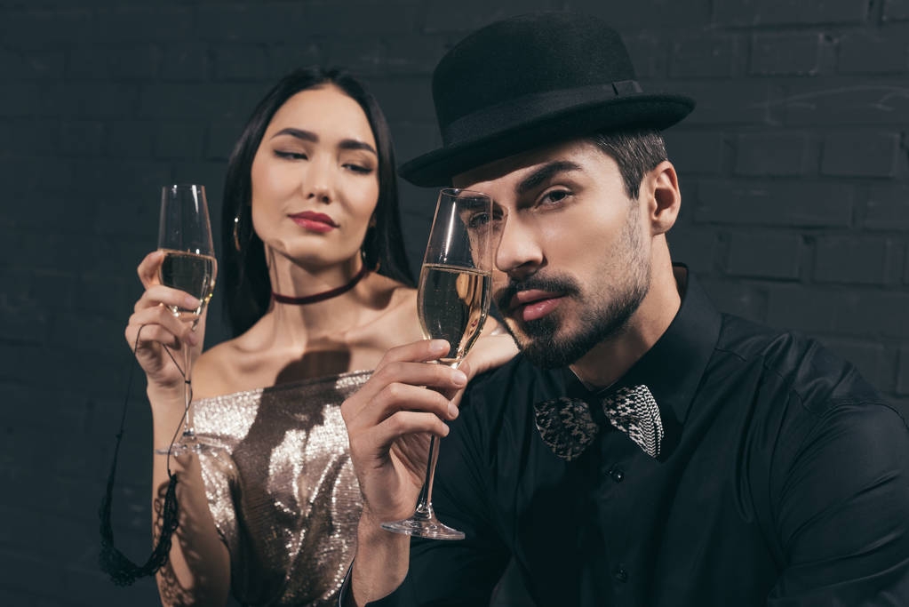 シャンパンのグラスと多民族のカップル - 写真・画像