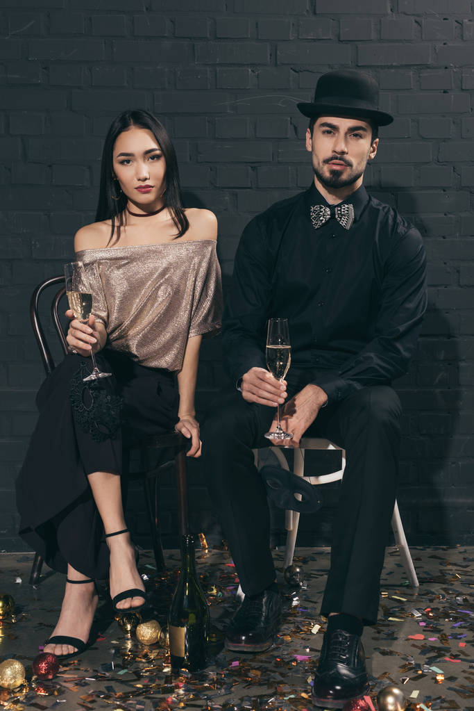 couple multiculturel avec des verres de champagne à la fête
 - Photo, image