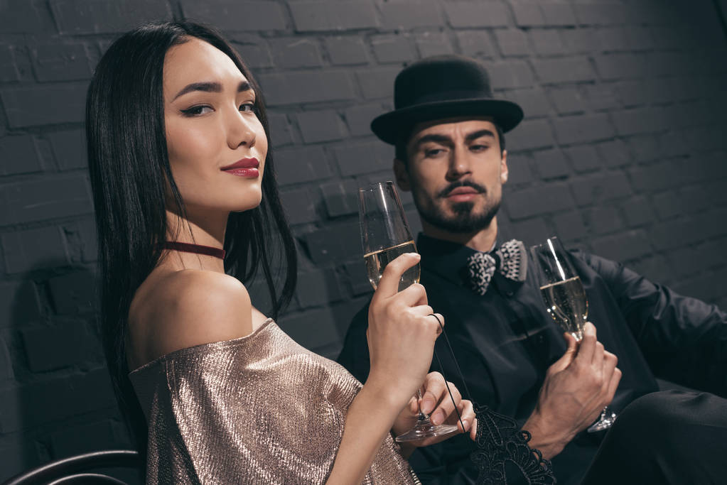 coppia multietnica con bicchieri di champagne
 - Foto, immagini
