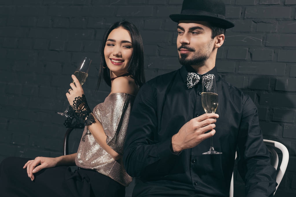 stijlvolle multiculturele paar met glazen champagne - Foto, afbeelding