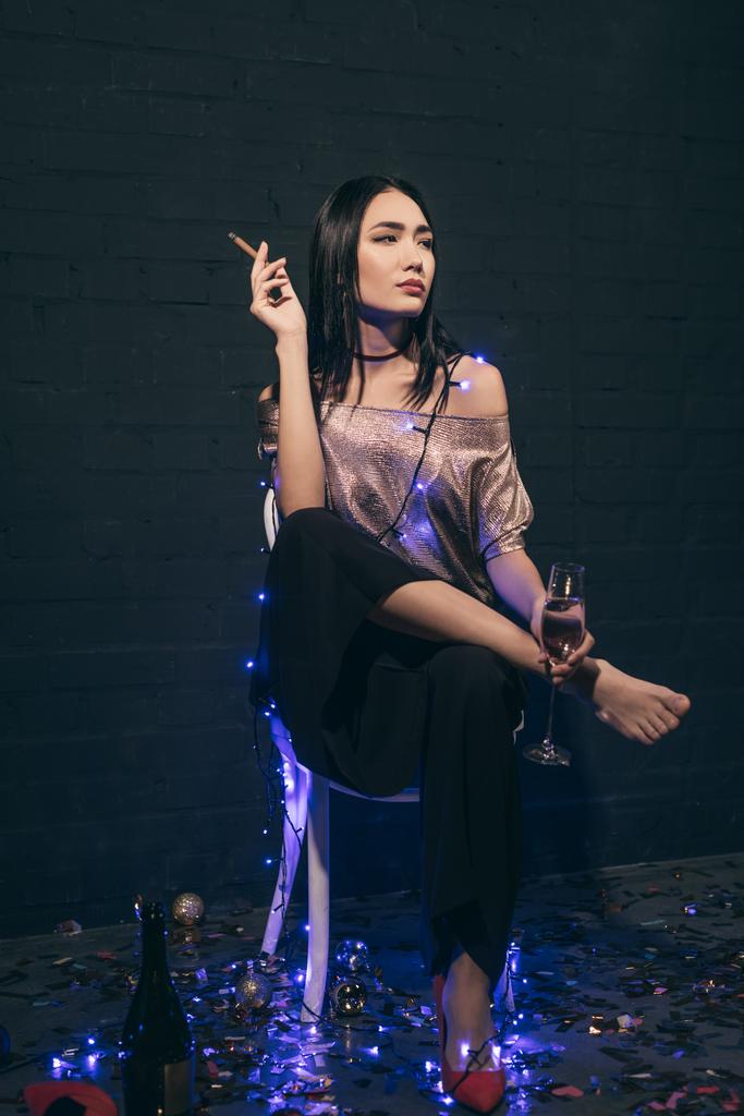 азіатська жінка з сигаретою і шампанським
 - Фото, зображення
