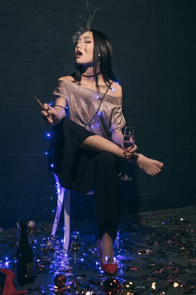 asiatique femme avec cigare et champagne
 - Photo, image