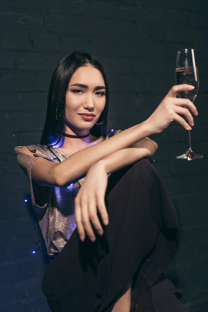 Asijské žena se sklenkou šampaňského - Fotografie, Obrázek