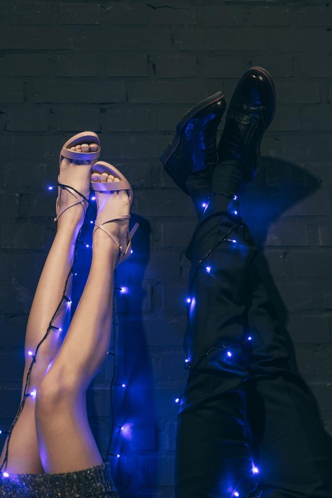 casal com luzes de Natal nas pernas
 - Foto, Imagem