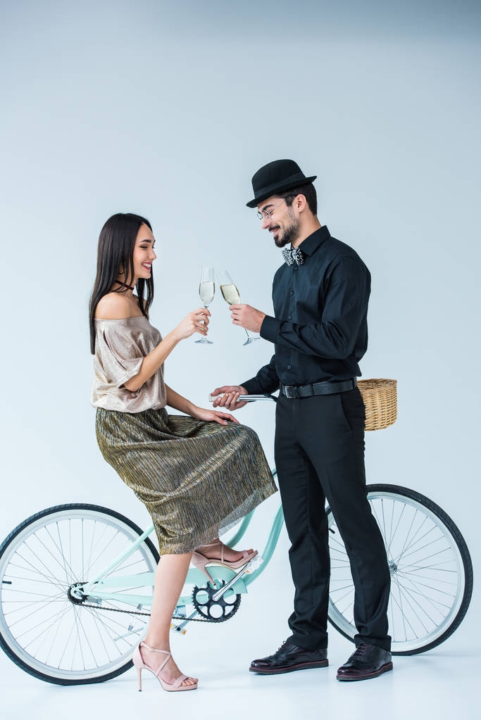 pareja multicultural tintineo copas de champán
 - Foto, Imagen