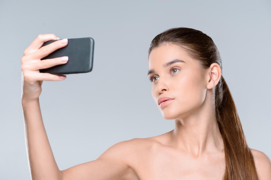 スマートフォンを使う若い女性 - 写真・画像