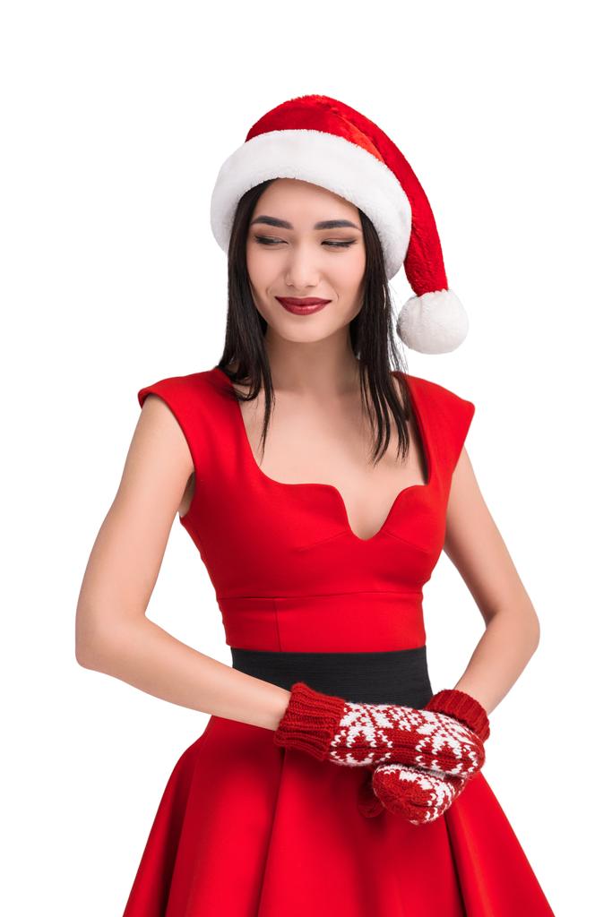 Aziatische vrouw in santa kostuum en wanten - Foto, afbeelding