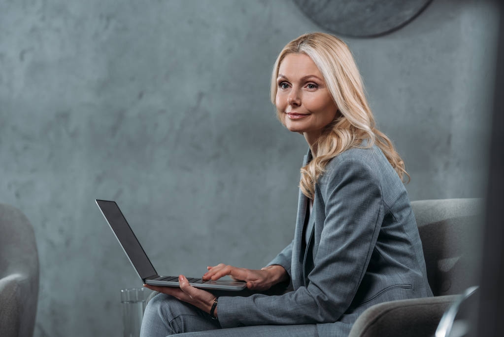 donna d'affari che lavora con il computer portatile - Foto, immagini