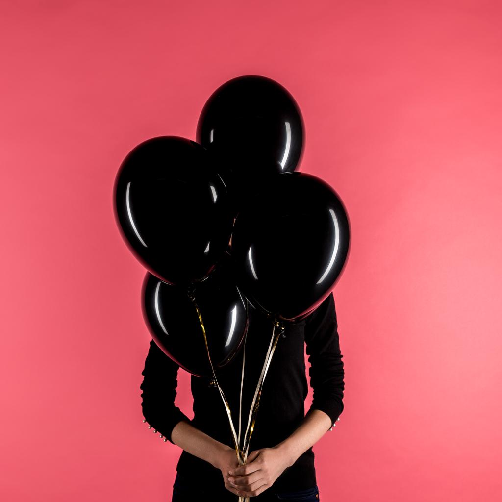 donna che tiene palloncini neri
 - Foto, immagini