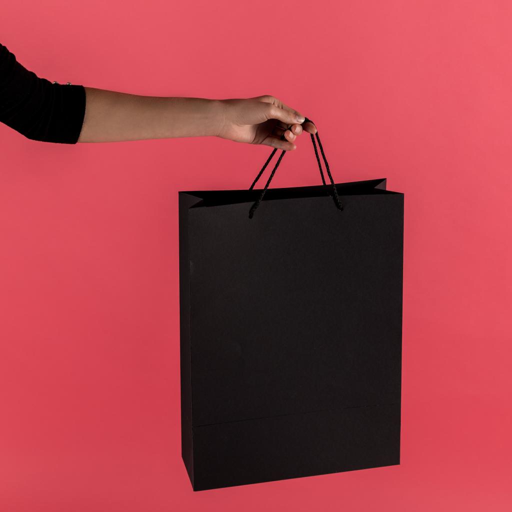 mulher segurando saco de compras preto
 - Foto, Imagem