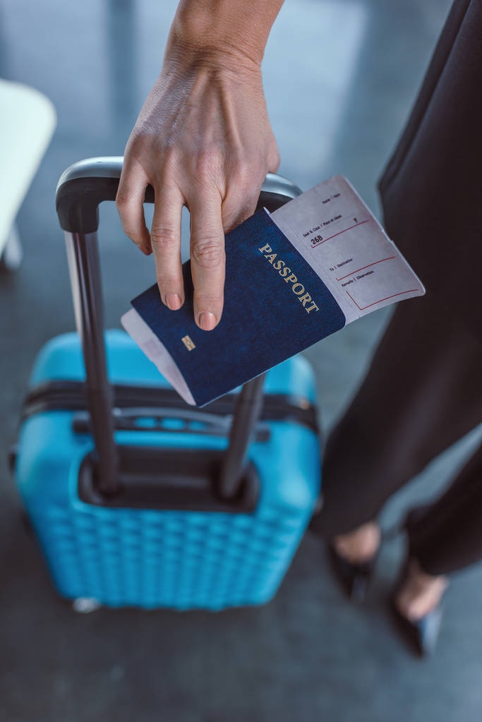 donna con valigia e biglietto aereo
 - Foto, immagini
