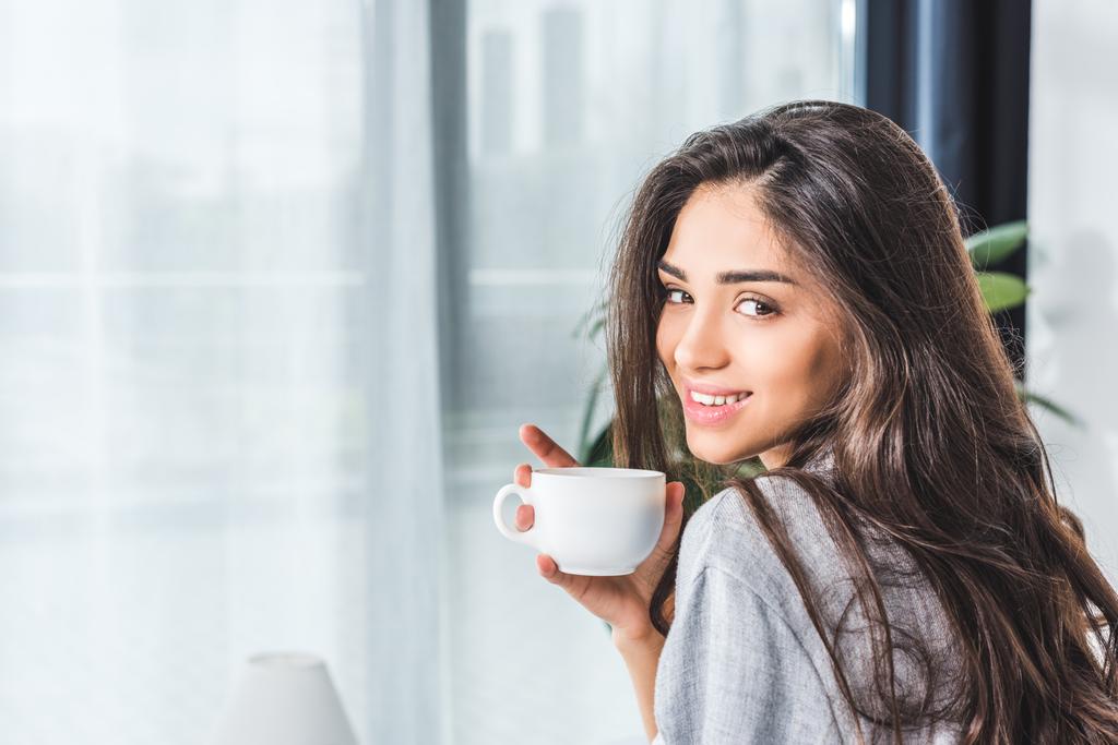 Chica bebiendo café en casa
 - Foto, imagen