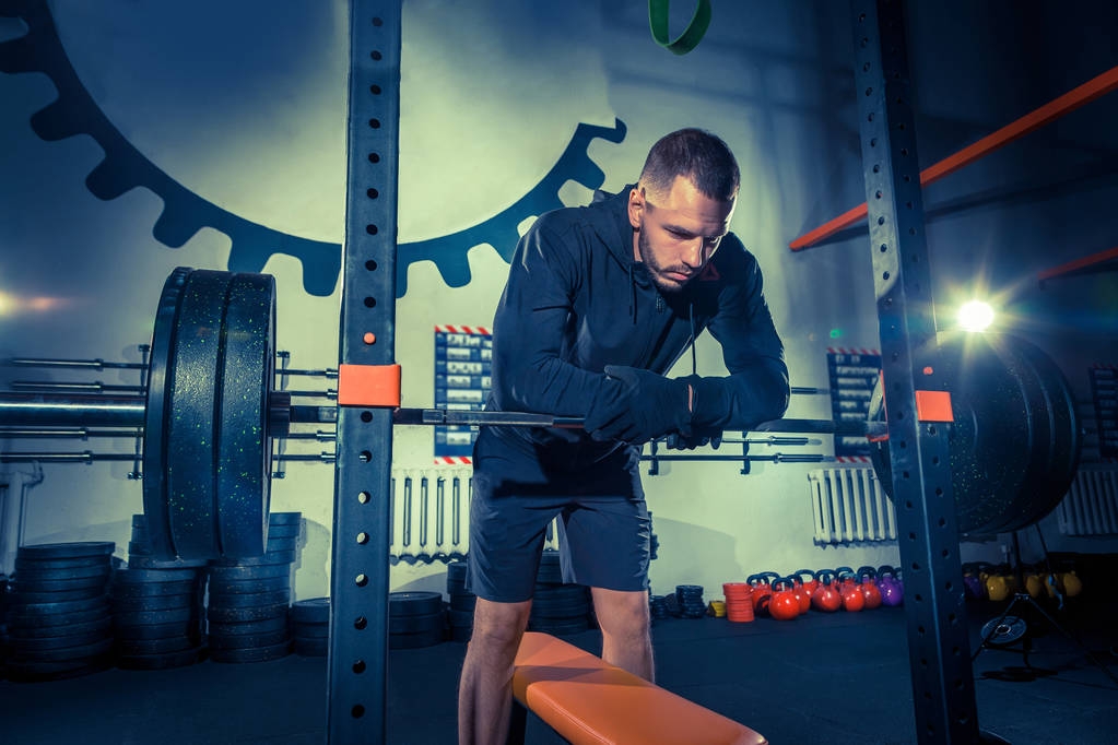 Portret Super fit mięśni młody człowiek, ćwicząc w siłowni z Brzana - Zdjęcie, obraz