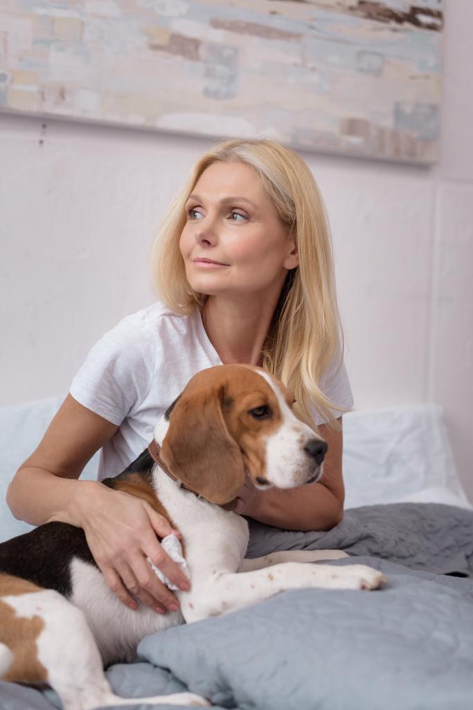 Nainen koiran kanssa kotona - Valokuva, kuva
