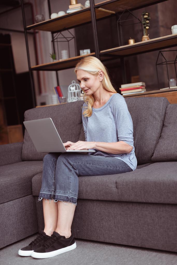 Kobieta korzystająca z laptopa w domu  - Zdjęcie, obraz