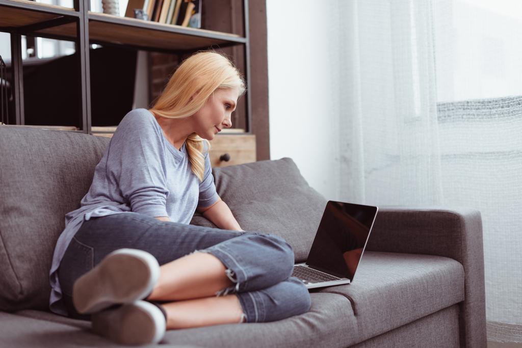Laptopot használó nő otthon  - Fotó, kép