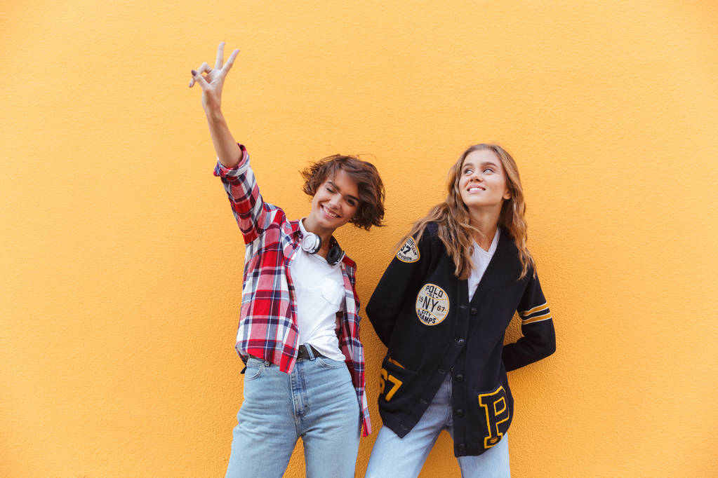 Dos jóvenes adolescentes felices posando
 - Foto, Imagen