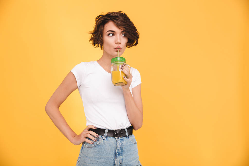 Портрет милої випадкової дівчини, що п'є апельсиновий сік
 - Фото, зображення