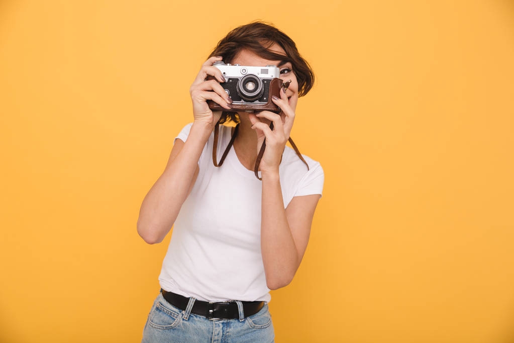 Muotokuva nuori brunette tyttö tekee valokuvan
 - Valokuva, kuva