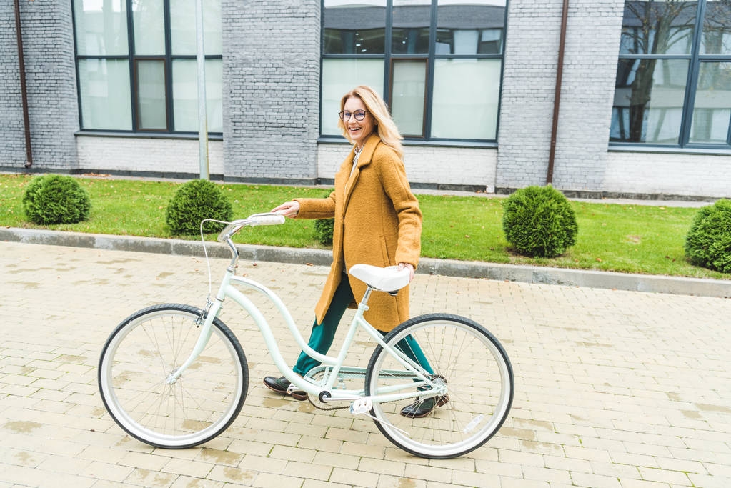 mujer elegante con bicicleta
 - Foto, Imagen