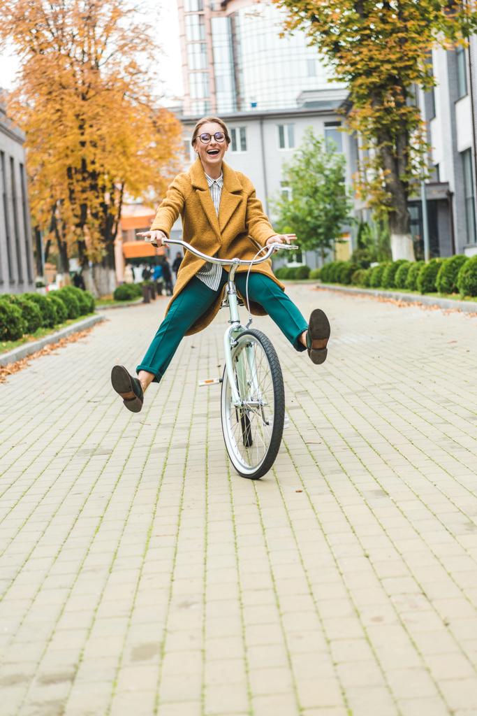 женщина на велосипеде  - Фото, изображение