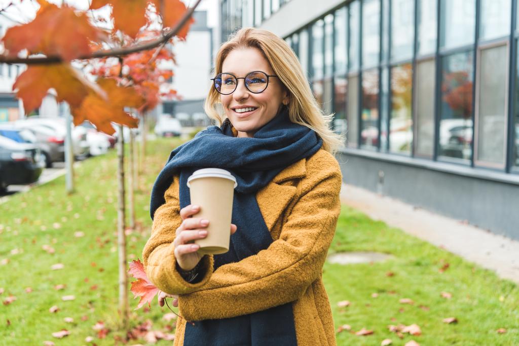 atrakcyjna kobieta z kawą w jesienny park - Zdjęcie, obraz