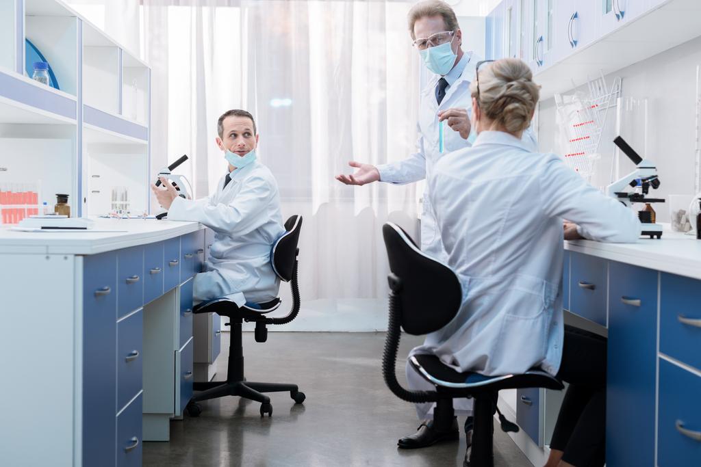 Trabajadores médicos hablando en laboratorio
 - Foto, Imagen
