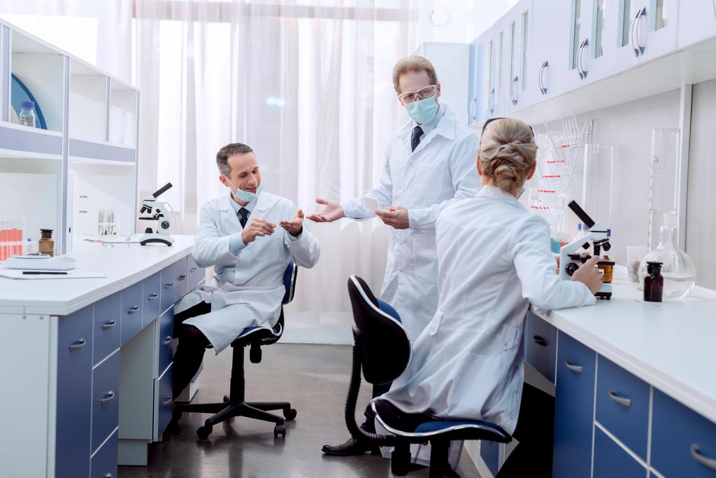 Pracowników medycznych rozmawia w laboratorium - Zdjęcie, obraz