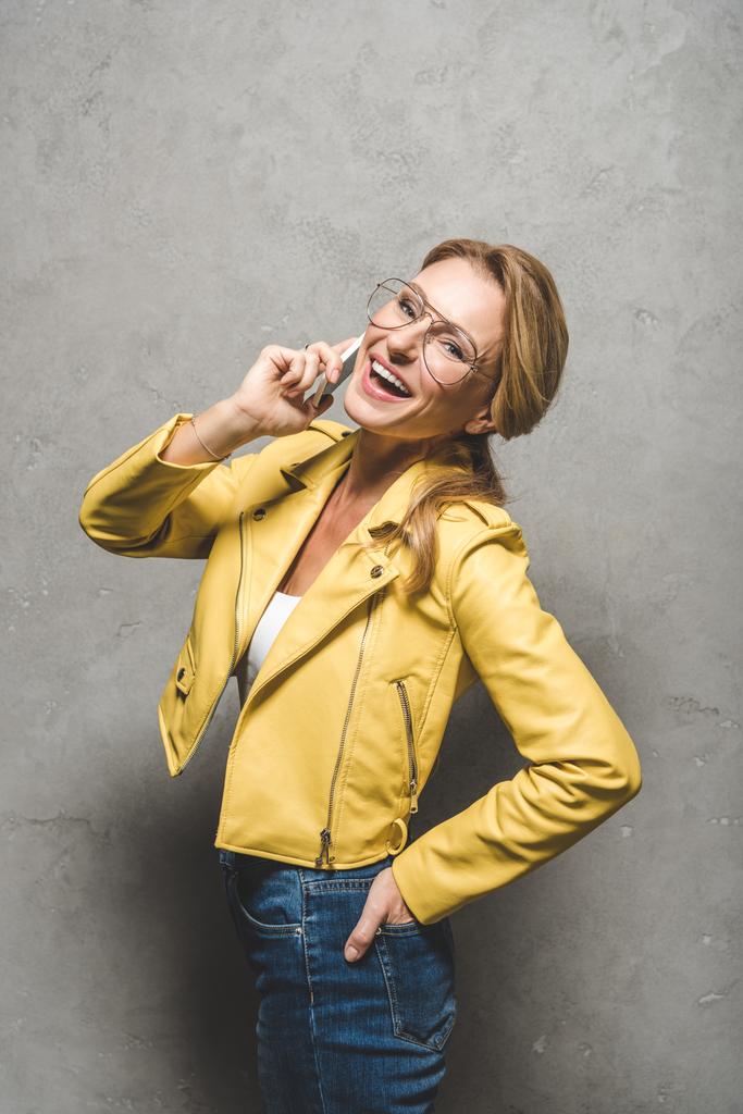 innoissaan nainen puhuu älypuhelimella
 - Valokuva, kuva
