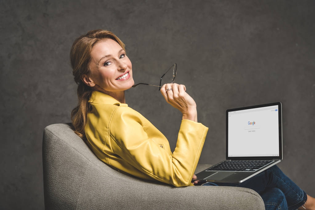 женщина с помощью ноутбука  - Фото, изображение
