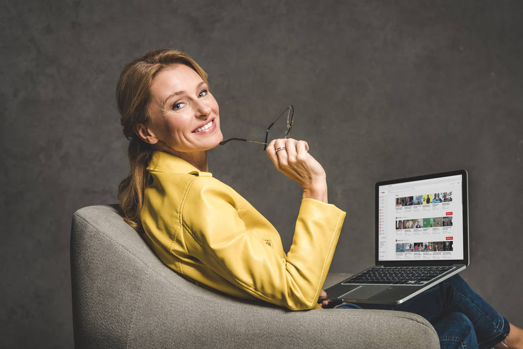 Reife Frau mit Laptop  - Foto, Bild