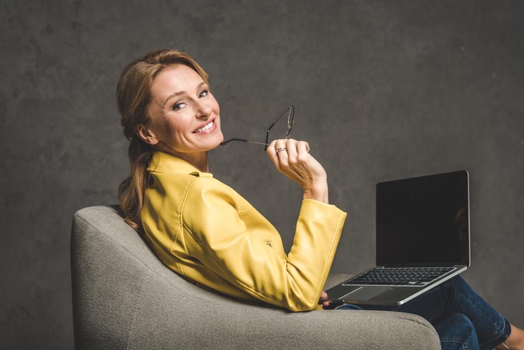 Mulher usando laptop com tela em branco  - Foto, Imagem