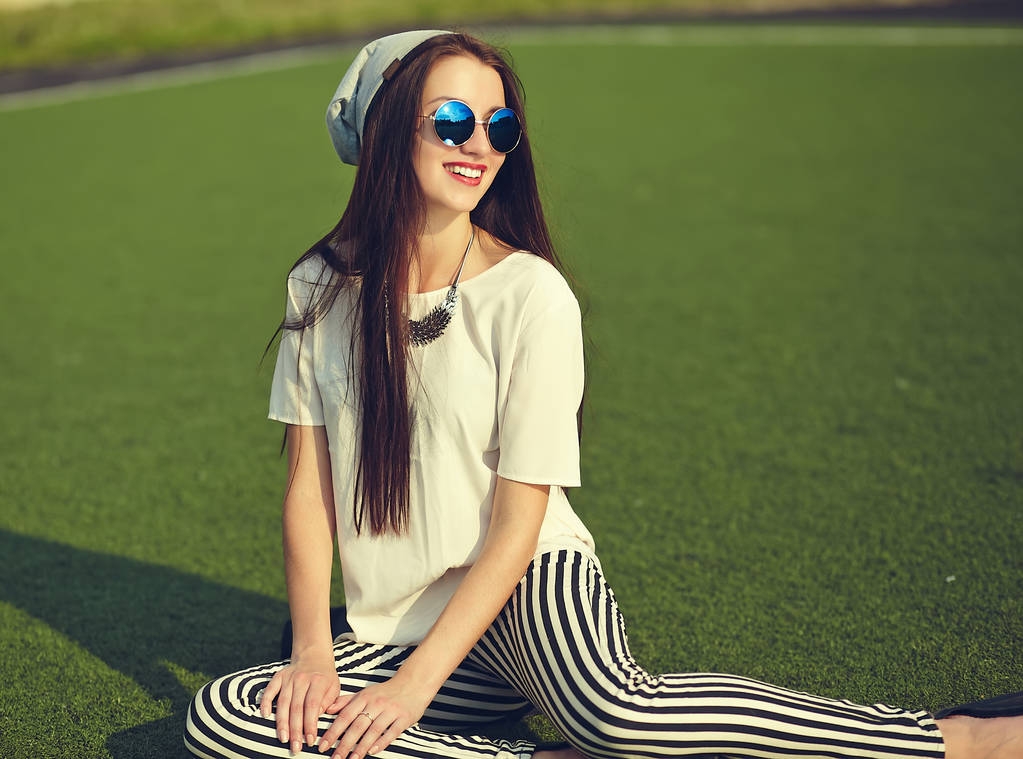 Stylová krásná mladá bruneta žena modelka v létě bokovky ležérní oblečení pózuje na ulici pozadí v parku - Fotografie, Obrázek