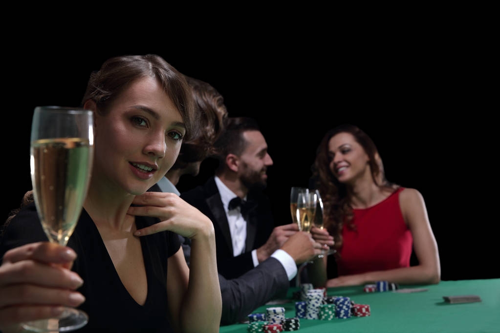 Молода красива жінка грає в казино
 - Фото, зображення