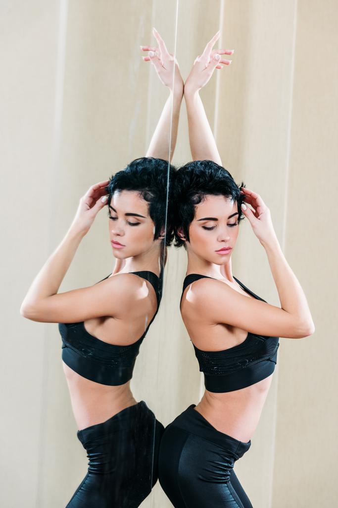 atlético mulher inclinando-se para trás no espelho
 - Foto, Imagem