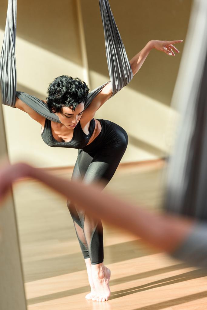 žena cvičí akrobatické vzdušný tanec - Fotografie, Obrázek
