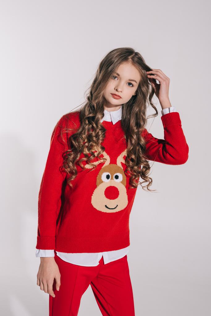chica en suéter rojo con reno
 - Foto, Imagen