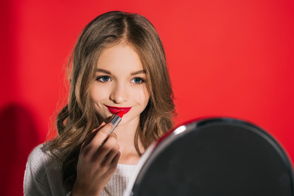 Adolescente menina aplicando maquiagem
 - Foto, Imagem