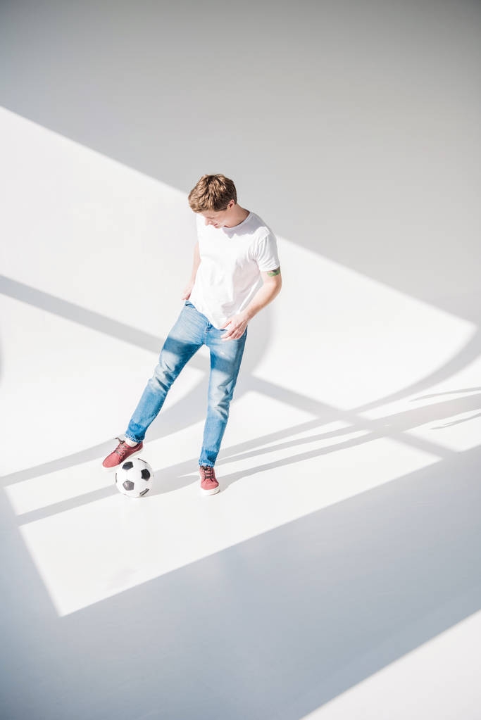 Futbol topu ile genç adam - Fotoğraf, Görsel