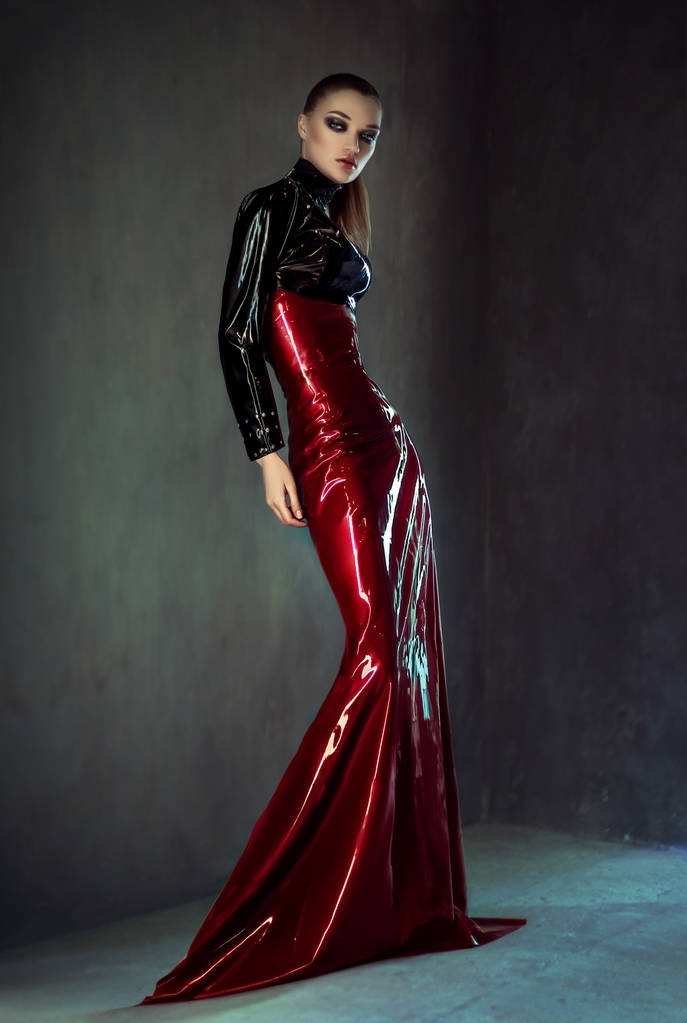 femme en robe de latex rouge et noir
 - Photo, image